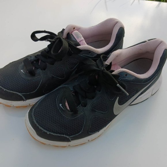 Nike Women's Revolution size 7 black pink Grade School kids - Picture 3 of 11